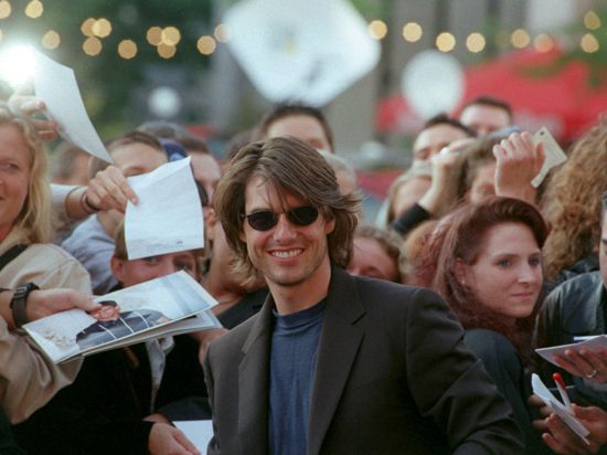 Der „Mission Impossible“-Star Tom Cruise nimmt ein Bad in der Menge (2000).