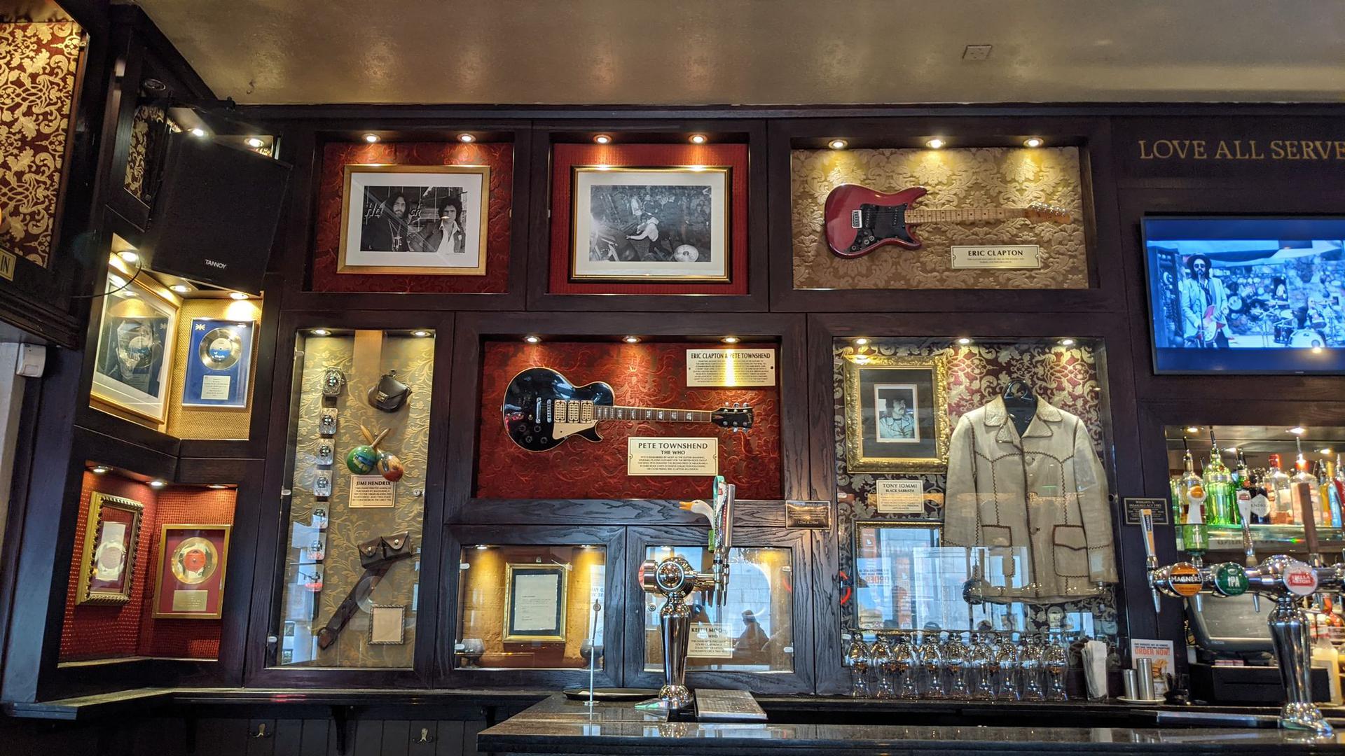 Die Gitarren von Eric Clapton (oben rechts) und Pete Townshend (M) waren die ersten im Hard Rock Cafe London.