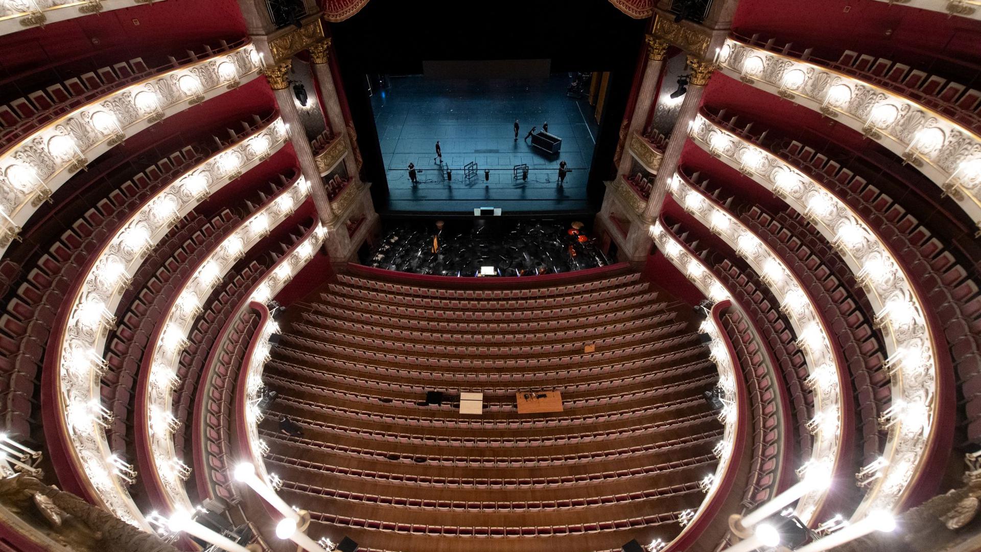 Die Bühne in der Bayerischen Staatsoper in München wird für die Opernfestspiele vorbereitet.