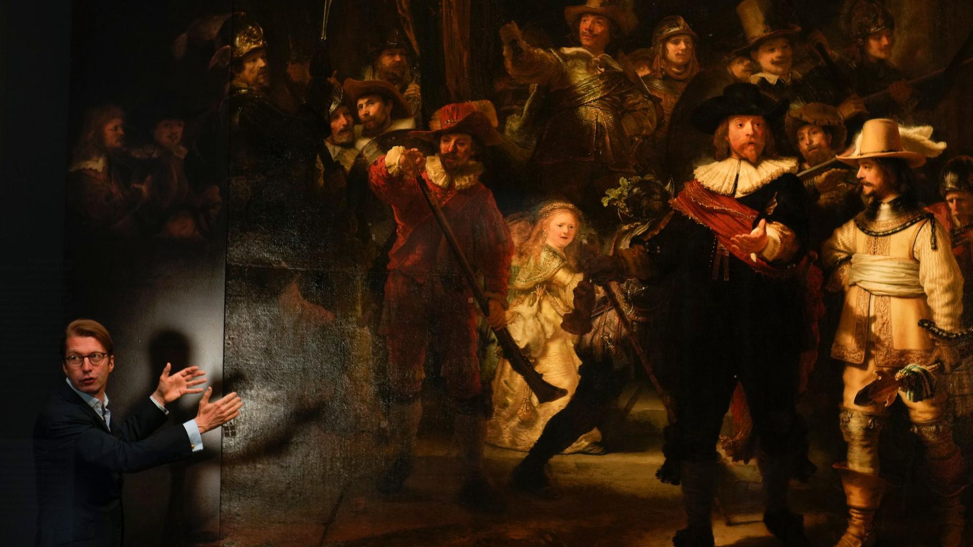 Taco Dibbits, Direktor des Rijksmuseums, spricht neben dem Gemälde „Die Nachtwache“ von Rembrandt. Zum ersten Mal seit über 300 Jahren ist Rembrandts berühmtes Meisterwerk wieder vollständig zu sehen.