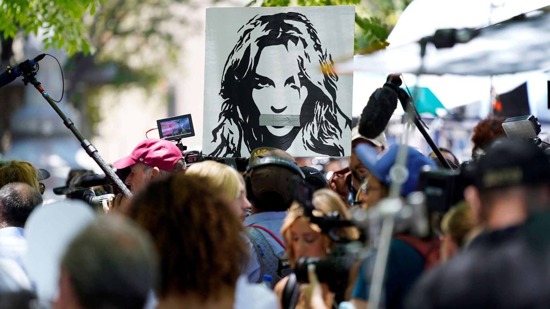Britney-Fans halten vor einer Gerichtsanhörung zur Vormundschaft der Popsängerin ein Foto von ihr hoch.