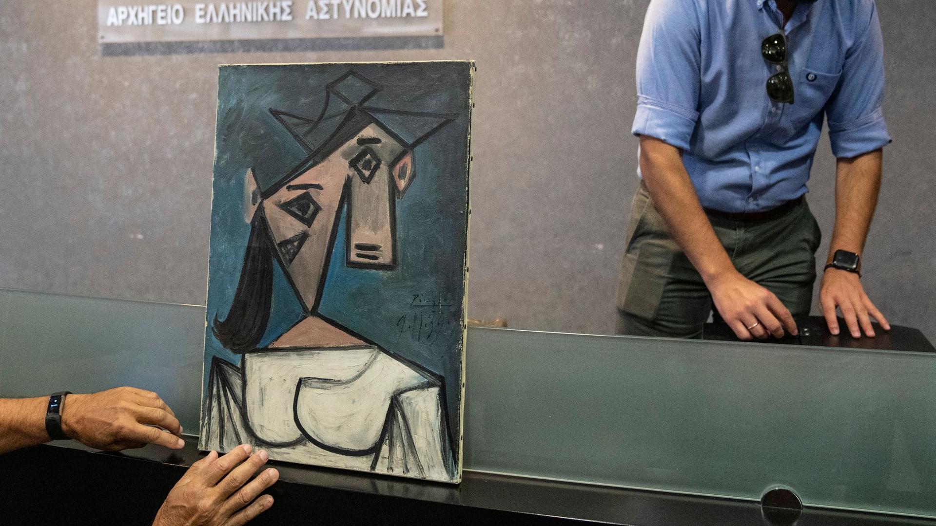 Die griechische Polizei präsentiert das wiedergefundene Gemälde „Frauenkopf“ von Pablo Picasso.
