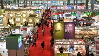Die Frankfurter Buchmesse soll wieder in die Messehallen zurückkehren.