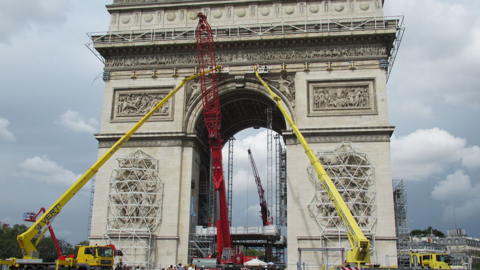 Kräne und Gerüste, aufgenommen vor der bevorstehenden Christo-Verhüllung des Pariser Triumphbogens.