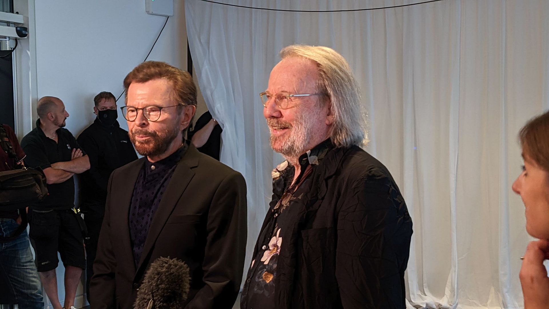 Björn Ulvaeus (l) und Benny Andersson, Mitglieder der schwedischen Popgruppe Abba, stehen bei einem Intview in London.