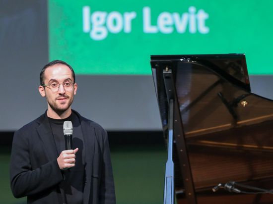 Der Pianist Igor Levit spricht auf der Bühne.