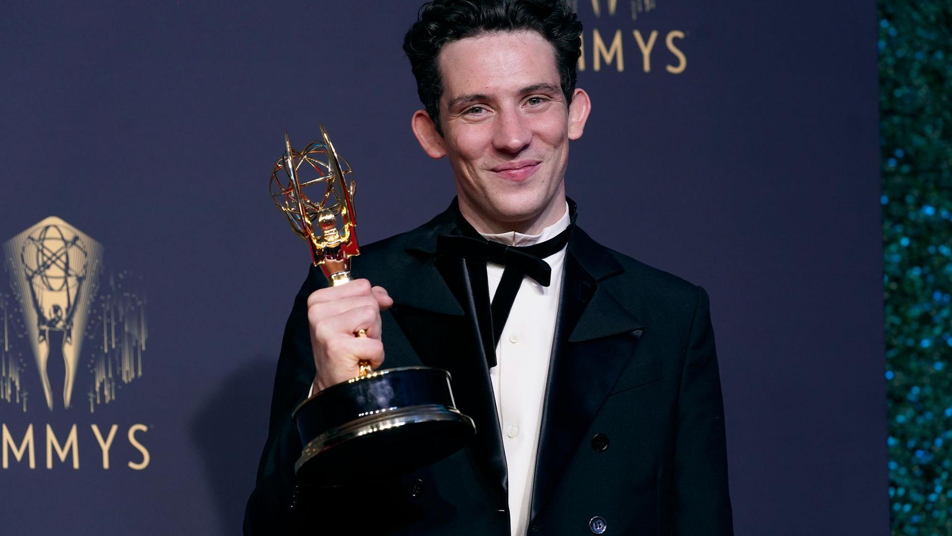 Josh O'Connor, Gewinner des Preises für den herausragenden Hauptdarsteller in einer Dramaserie für „The Crown“, posiert bei den Emmy Awards.