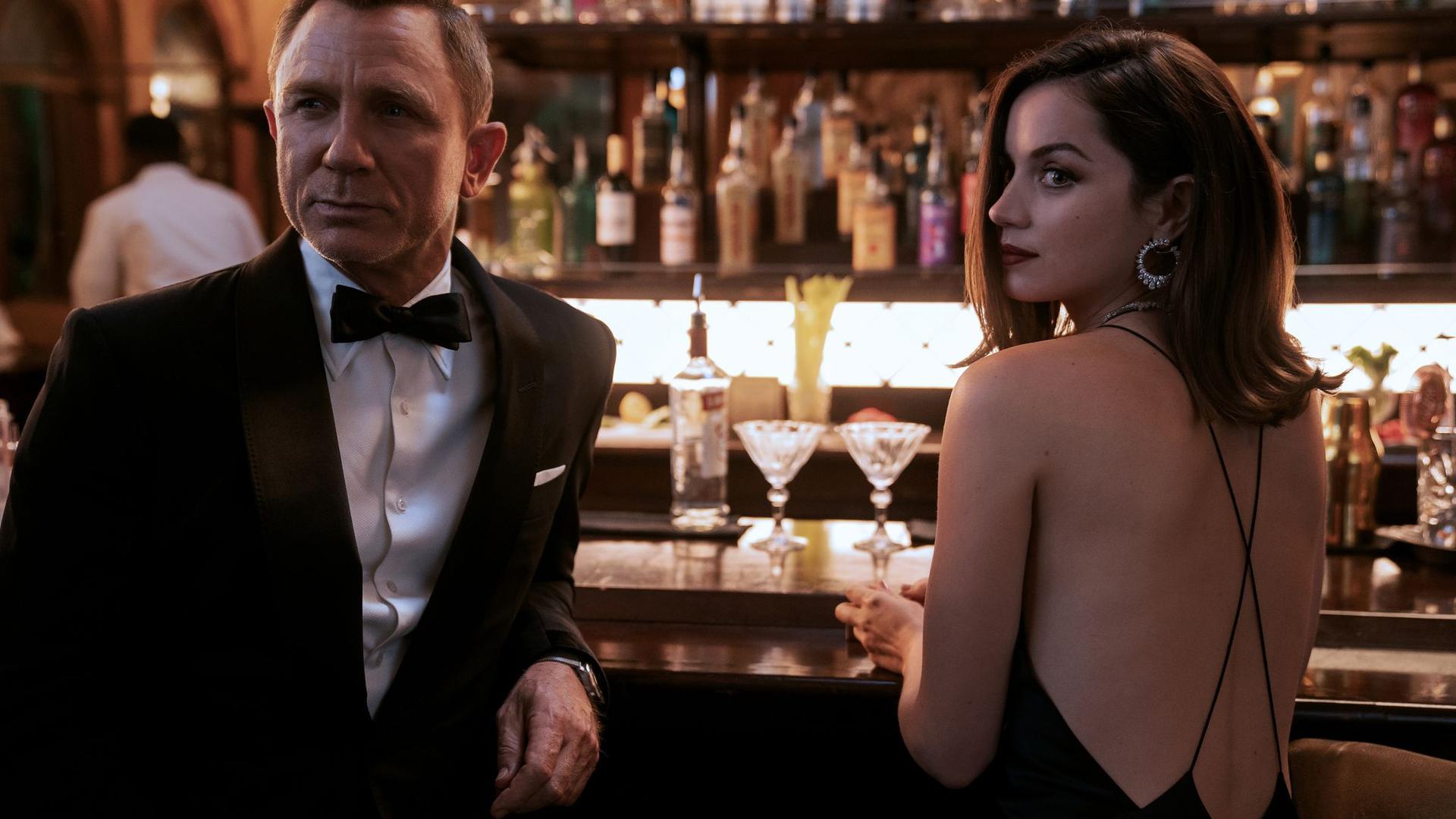 Daniel Craig als James Bond und Ana de Armas als Paloma in einer Szene des Films „James Bond 007 - Keine Zeit zu sterben“.