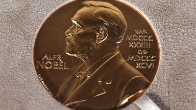 Archivfoto einer Nobelmedaille. An diesem Donnerstag wird der Literaturnobelpreis verleihen.