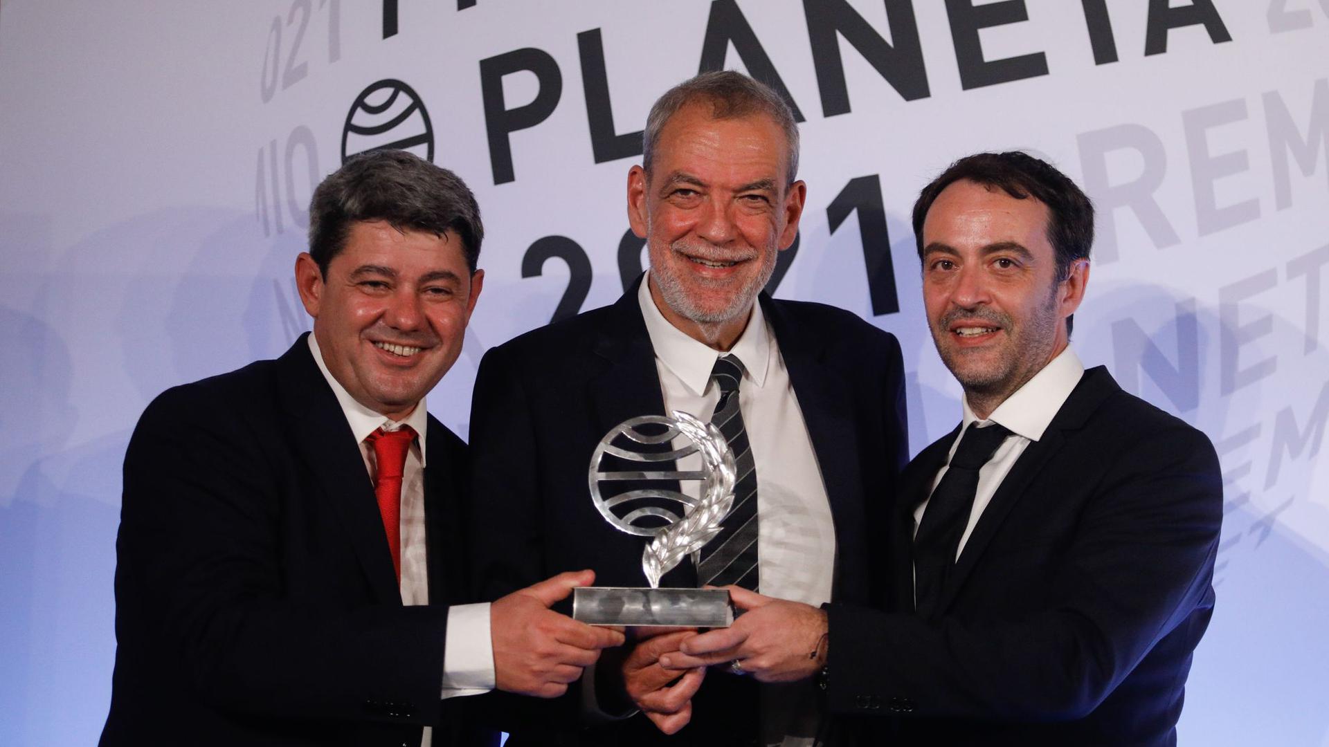 Die Schriftsteller Jorge Díaz (r-l), Agustín Martínez und Antonio Mercero haben den spanischen Literaturpeis Planeta gewonnen.