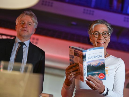 Juergen Boos (l), Direktor der Frankfurter Buchmesse, und Karin Schmidt-Friderichs, Vorsteherin des Börsenvereins des Deutschen Buchhandels.