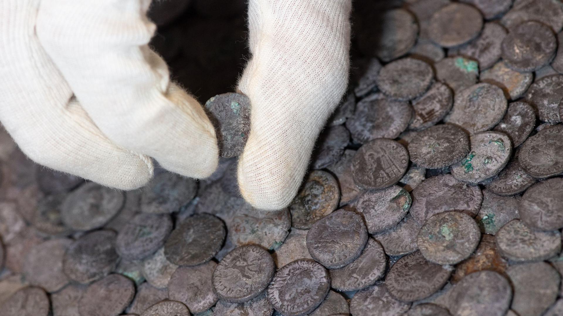 Silbermünzen: Bei dem Fund handelt es sich um den größten römischen Silberschatz, der je auf bayerischem Gebiet gefunden wurde.