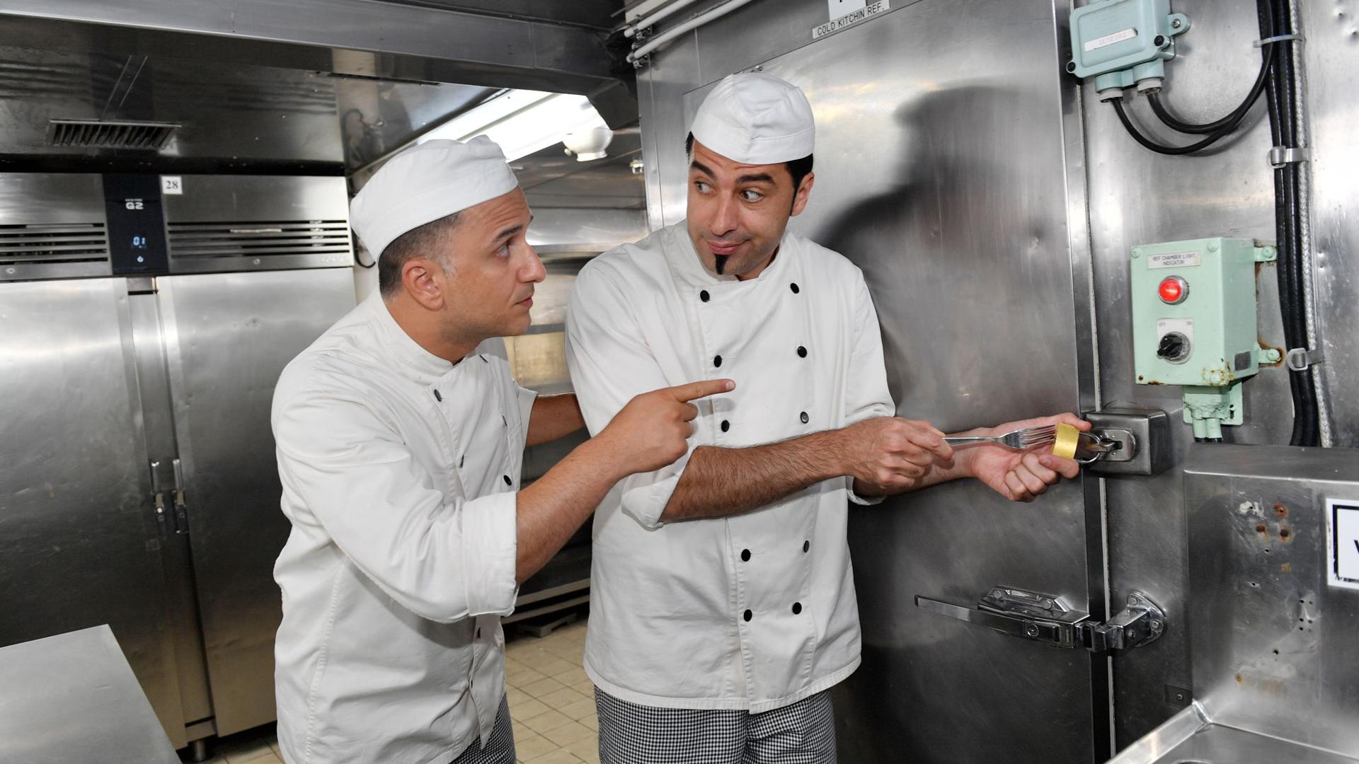 Nachdem Cem (Bülent Ceylan, r) und sein Bruder Hassan Meierbrink (Özcan Cosar) als Stand-up-Comedians gescheitert sind, versuchen sie sich als Küchenhilfen an Bord des „Traumschiffs“.