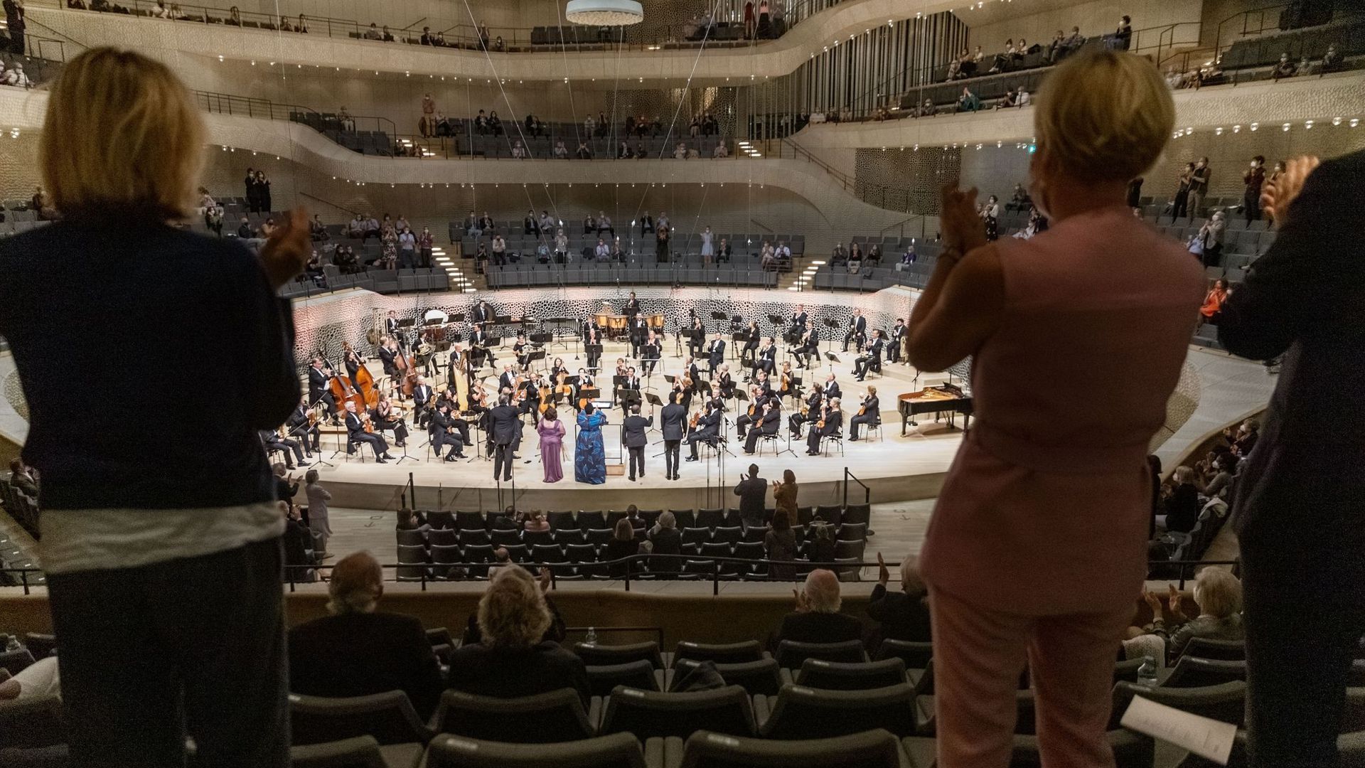 Konzert mit coronabedingt reduziertem Publikum in der Hamburger Elbphilharmonie.