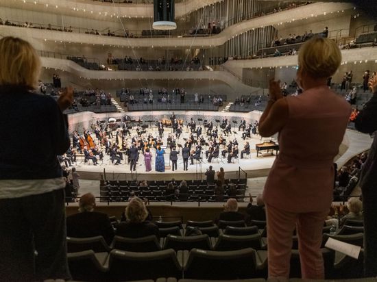 Konzert mit coronabedingt reduziertem Publikum in der Hamburger Elbphilharmonie.