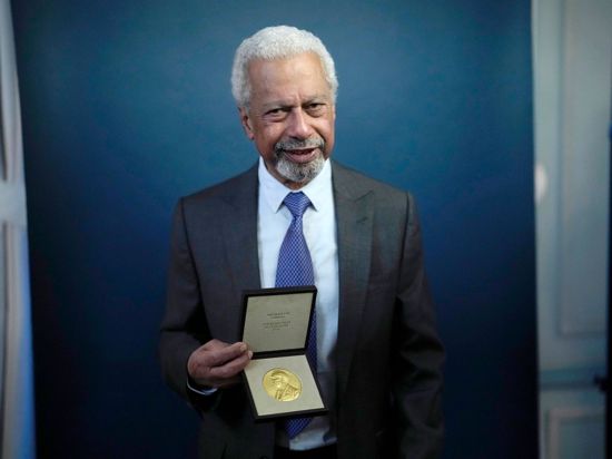 Abdulrazak Gurnah mit der Medaille des Nobelpreises für Literatur 2021 nach einer Zeremonie in London.