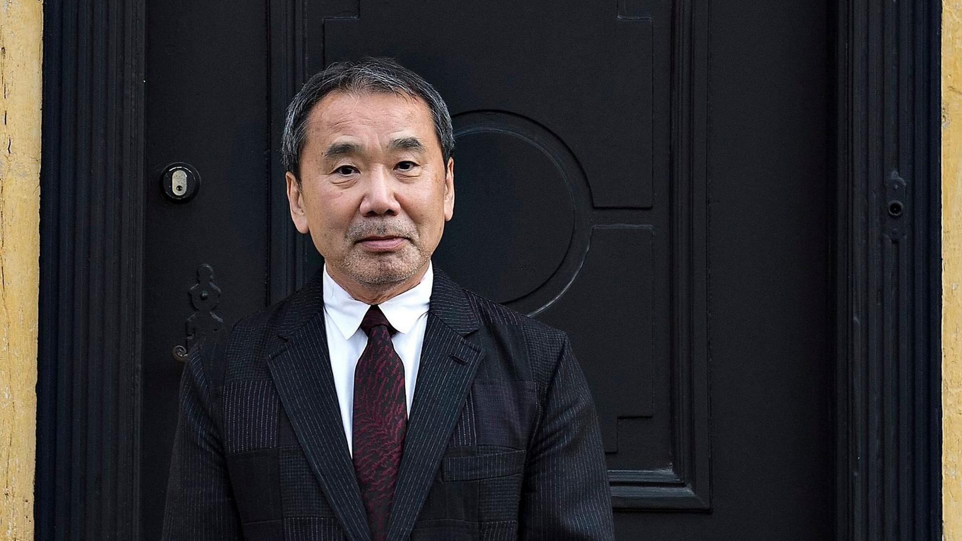 Haruki Murakami öffnet seinen Kleiderschrank – unf verrät dabei einiges über sein Leben.