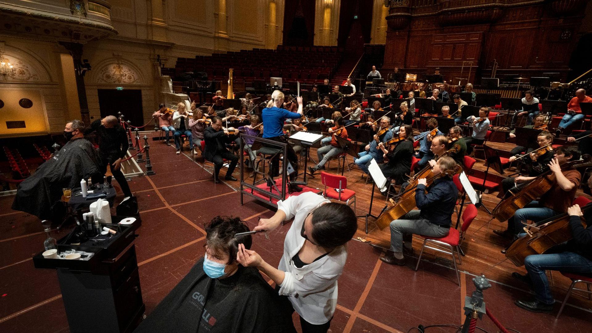 Ein neuer Schnitt im Concertgebouw auf der Bühne – und die Musik spielt dazu.