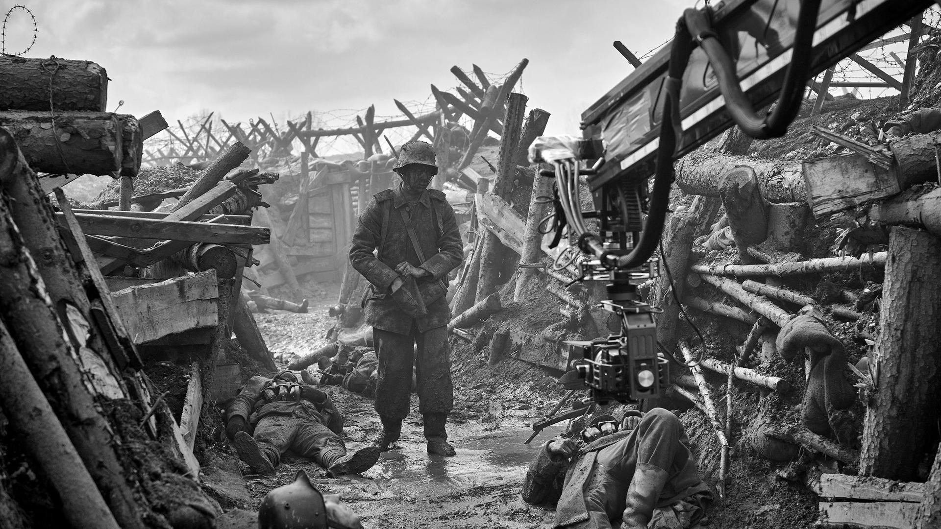 Schauspieler Felix Kammerer in einer Szene der Neuverfilmung des Kriegsfilm-Klassikers „Im Westen nichts Neues“.
