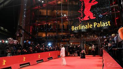 Schauspielerin Anne Ratte-Polle auf dem roten Teppich der Berlinale.