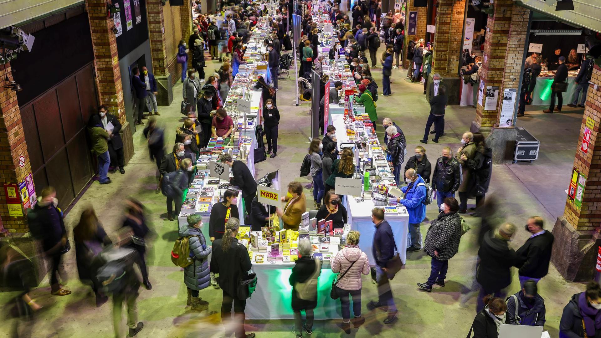 Zahlreiche Gäste besuchen die Buchmesse Pop Up in Leipzig.