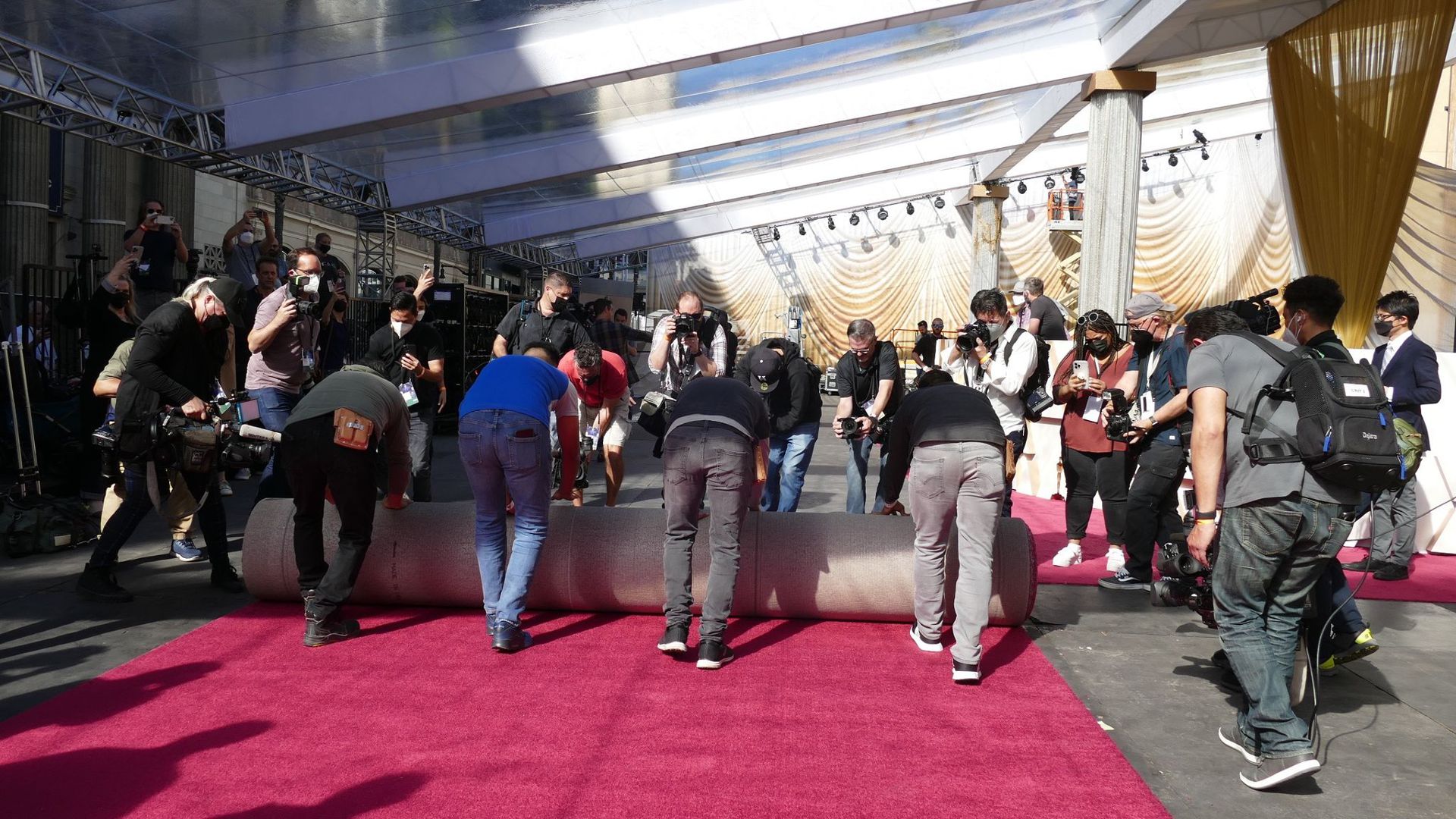 Mitarbeiter helfen beim „Roll Out“ entlang zum Eingang des Dolby-Theaters in Hollywood mit.