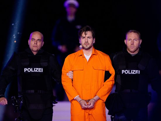 Sänger Alexander Klaws steht als Jesus bei RTL-Oster-Produktion „Die Passion“ auf dem Essener Burgplatz auf der Bühne.