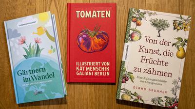 Drei Neuerscheinungen zum Thema Garten: Veronika Schubert mit „Gärtnern im Wandel“, Kat Menschik („Tomaten“)  und Bernd Brunner mit „Von der Kunst, die Früchte zu zähmen“.