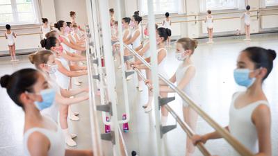 Einige ukrainische Kinder haben in der Hamburger Ballettschule eine neue Heimat gefunden.