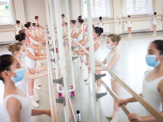 Einige ukrainische Kinder haben in der Hamburger Ballettschule eine neue Heimat gefunden.