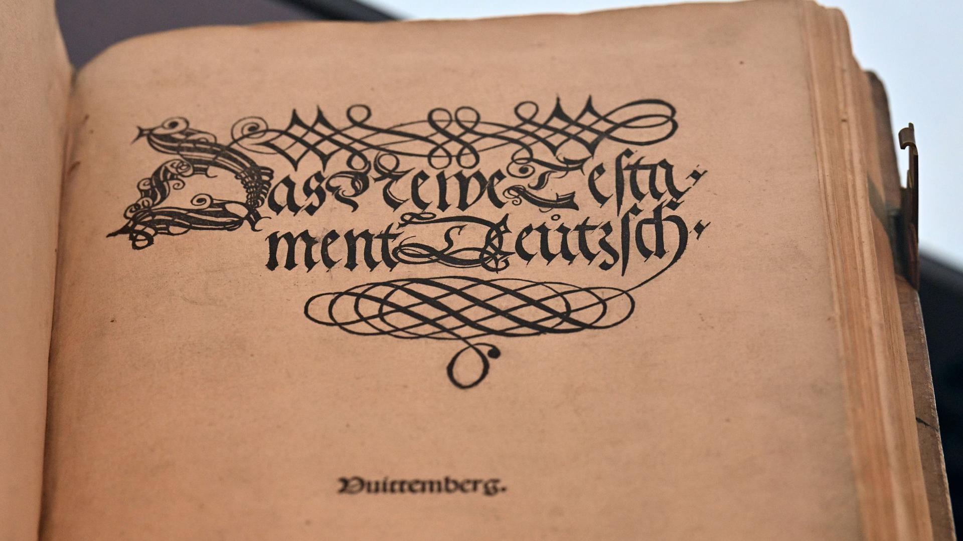 "Das Newe Testament Deutzsch“ von Martin Luther aus dem Jahr 1522 in der  Ausstellung auf der Wartburg.