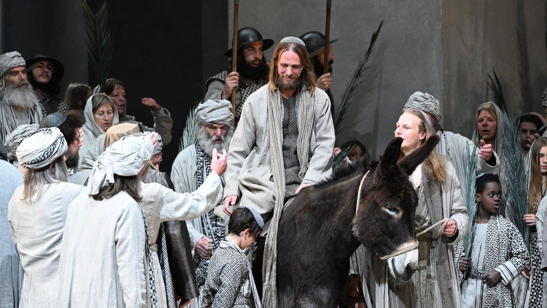Der Jesusdarsteller Frederik Mayet auf einem Esel bei der Fotoprobe zu den 42. Oberammergauer Passionsspielen.