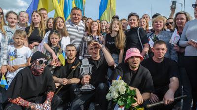 Das Kalush Orchestra mit Fans an der ukrainisch-polnischen Grenze.