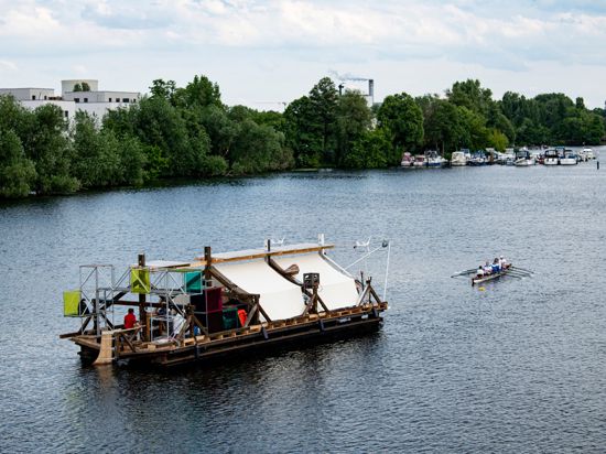 Das Schiff des documenta-Projekts „citizenship“ wird vom Ruder-Club Tegelort über die Havel gezogen.