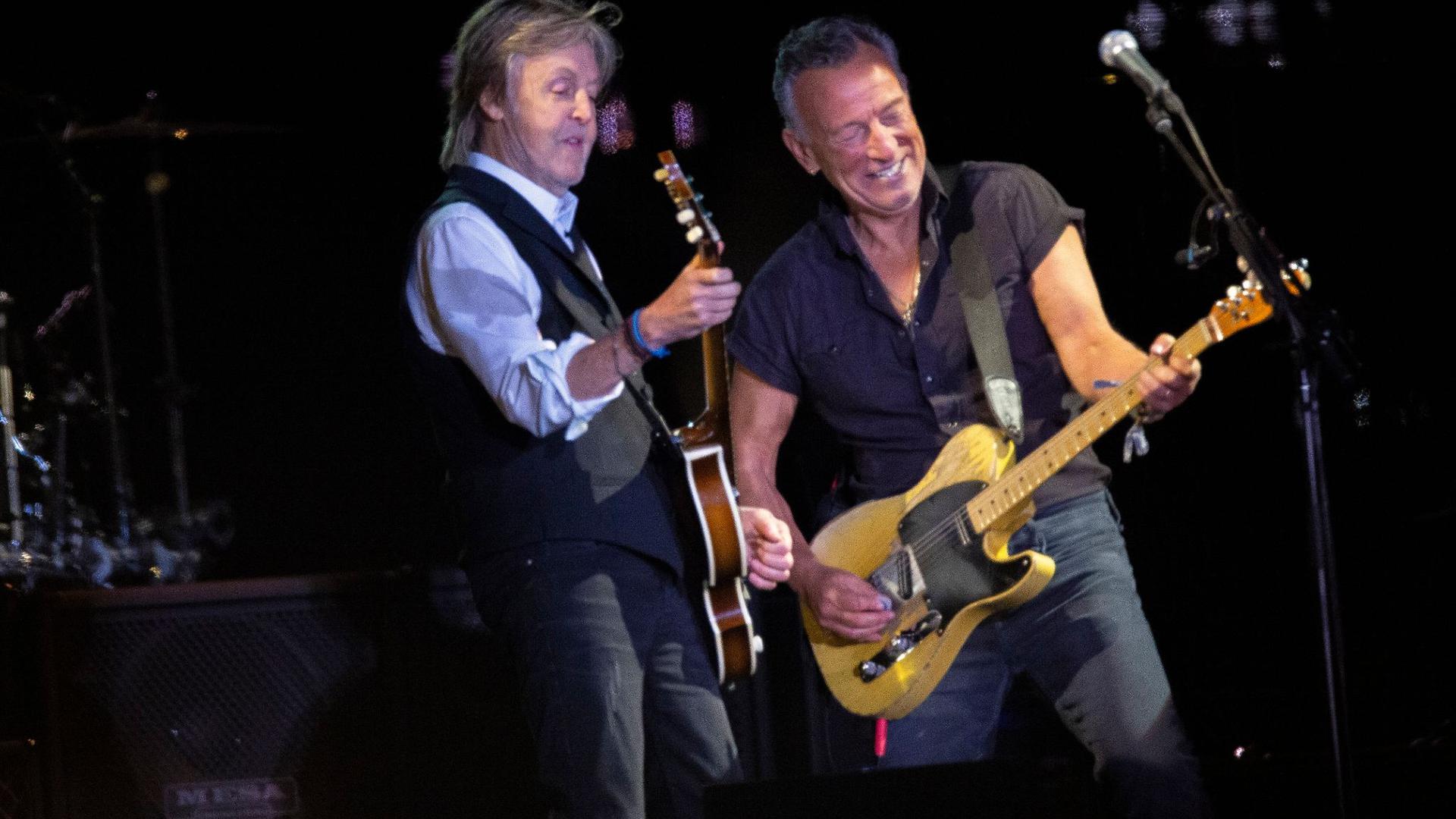 Zwei Legenden auf der Bühne: Paul McCartney (l) und Bruce Springsteen.