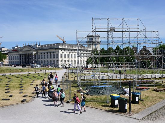 Nach dem Abhängen des umstrittenen Großbanners „People's Justice“ bleiben auf dem Friedrichsplatz in Kassel das leere Gerüst sowie die Ständer für die ebenfalls entfernten Pappfiguren zurück.