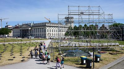 Nach dem Abhängen des umstrittenen Großbanners „People's Justice“ bleiben auf dem Friedrichsplatz in Kassel das leere Gerüst sowie die Ständer für die ebenfalls entfernten Pappfiguren zurück.