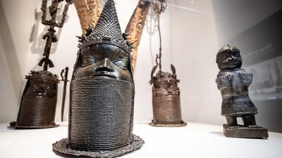 Verschiedene Skulpturen aus Nigeria in der „Afrika“-Ausstellung im Stuttgarter Linden-Museum.