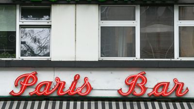 Der Schriftzug „Restaurant Paris Bar“ in der Kantstraße (Berlin).