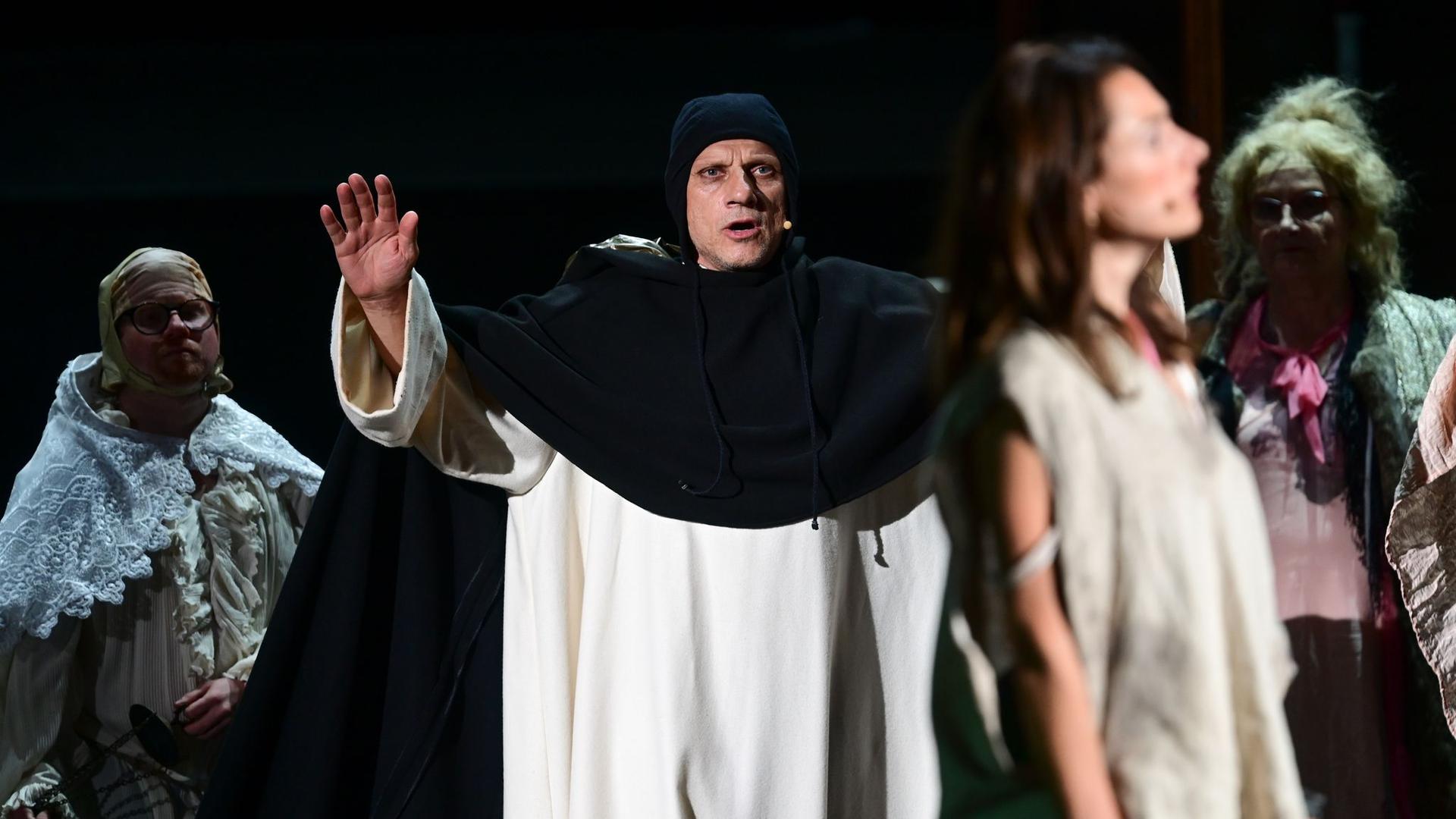 Richy Müller (m.) als Claude Frollo in einer Szene von „Notre Dame“ in Bad Hersfeld.