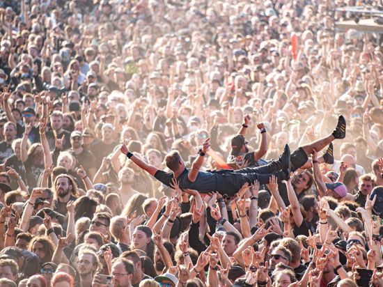 Crowdsurfen in Wacke. Das WOA gilt als größtes Heavy-Metal-Festival der Welt.