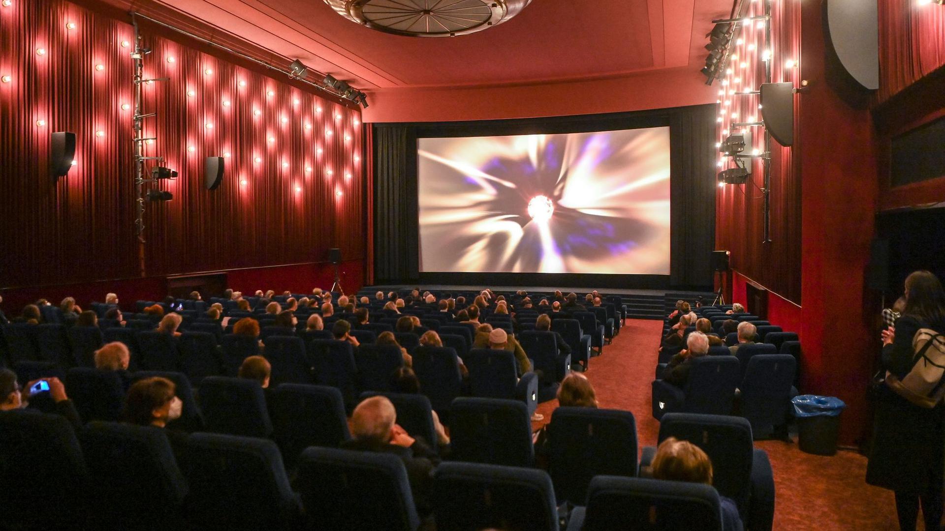 Kinobesucher sitzen zur Premiere des Films „Komm mit mir in das Cinema – Die Gregors“ mit Masken und Abstand im Delphi-Filmpalast in Berlin.