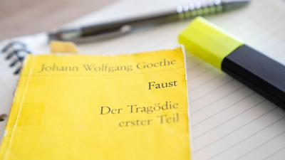 Goethes „Faust vom Lehrplan zu streichen, stößt auf Kritik.