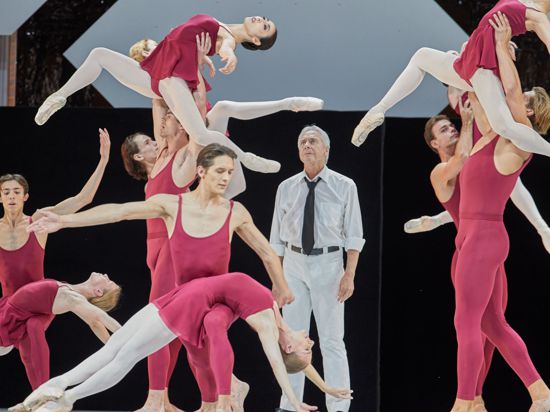 Das Hamburg Ballett zeigt „The World of John Neumeier“ auf dem Rathausmarkt.