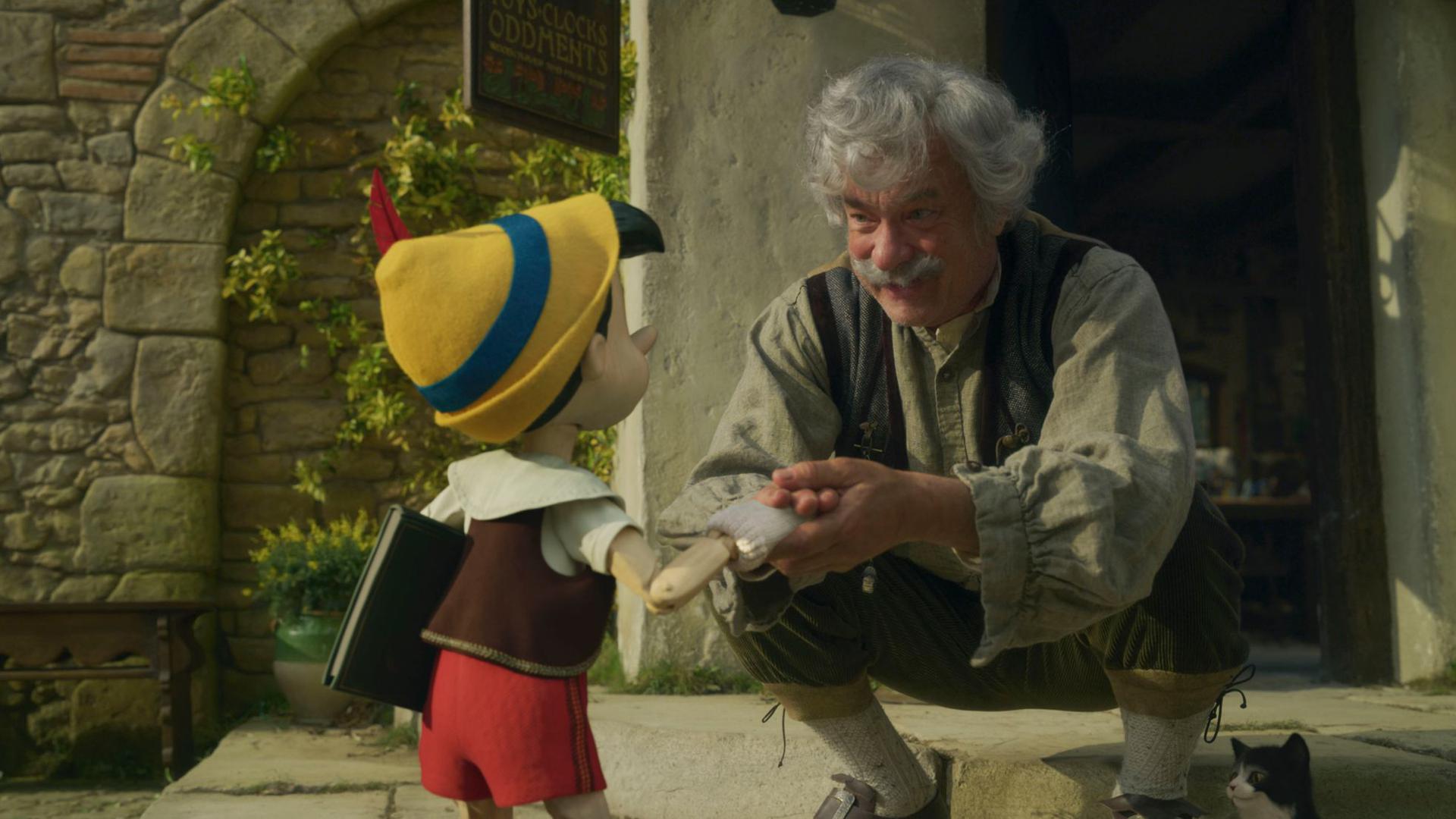 Pinocchio (Benjamin Evan Ainsworth) und Tom Hanks als Geppetto gibt es beim Streamingdienst Disney+ zu sehen.