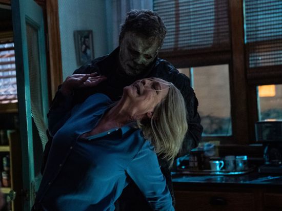 Jamie Lee Curtis (vorne) als Laurie Strode und James Jude Courtney als Michael Myers in einer Szene des Films „Halloween Ends“