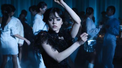 Jenna Ortega als Wednesday Addams in einer Tanzszene der Netflix-Serie „Wednesday“.