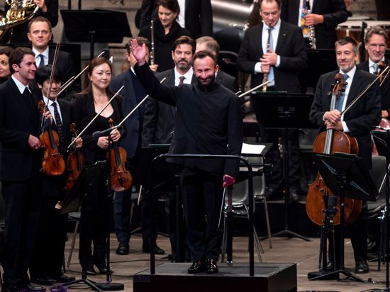 Chefdirigent Kirill Petrenko (m) mit den  Berliner Philharmonikern in der Waldbühne in Berlin.
