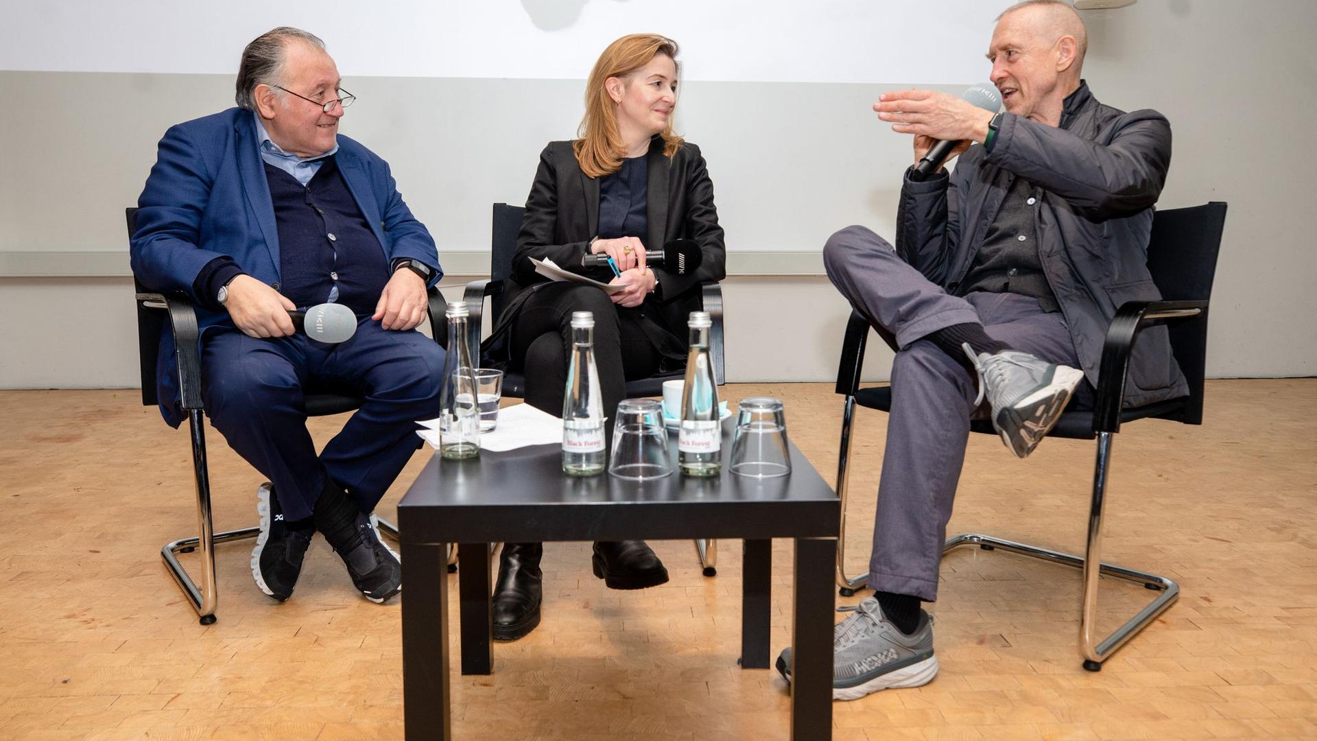 Choreograf William Forsythe (r) spricht bei einem Pressetermin im Karlsruher Zentrum für Kunst und Medien (ZKM) neben Kunsthistorikerin Margit Rosen (M) und ZKM-Leiter Peter Weibel (l) über seine Arbeit.