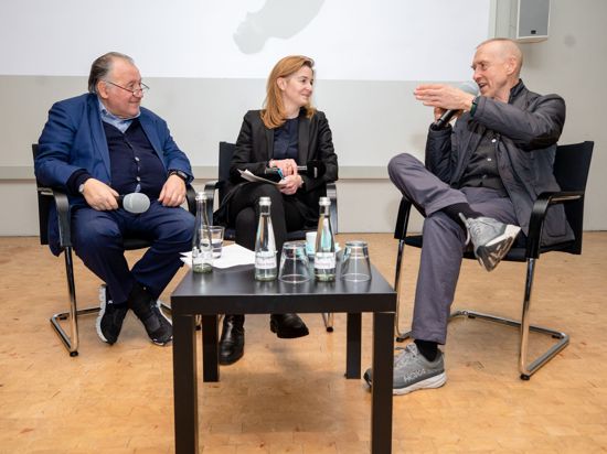 Choreograf William Forsythe (r) spricht bei einem Pressetermin im Karlsruher Zentrum für Kunst und Medien (ZKM) neben Kunsthistorikerin Margit Rosen (M) und ZKM-Leiter Peter Weibel (l) über seine Arbeit.